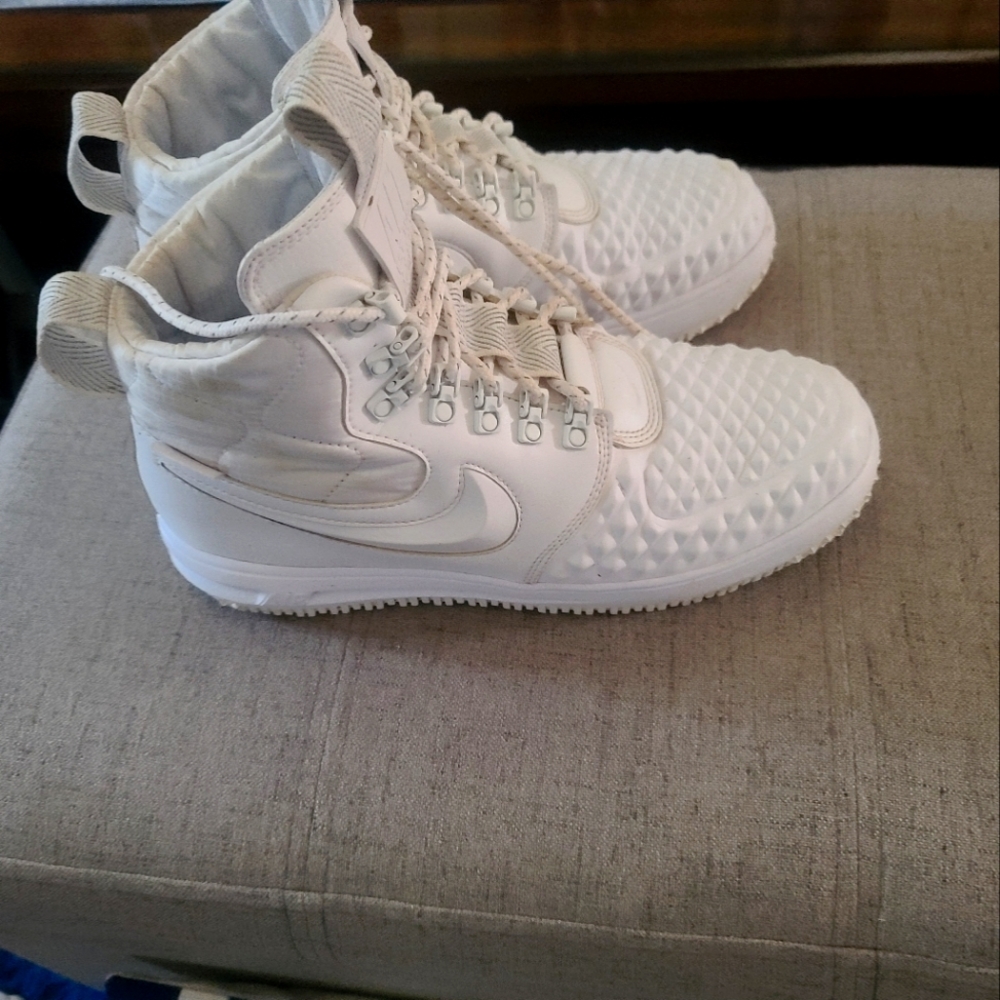 Slightly used size 9.5 Nike Lunar Force Duck boot